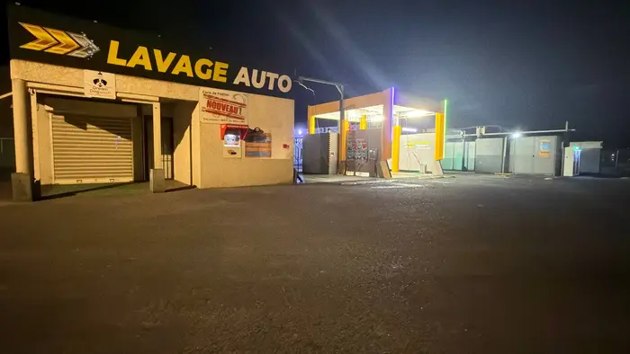 Le bâtiment Dream Wash et l'espace Dog Wash éclairés la nuit