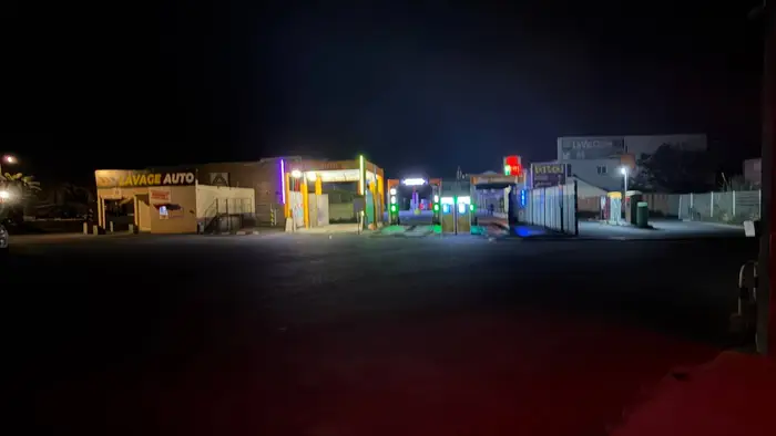 La station Dream Wash illuminée de nuit